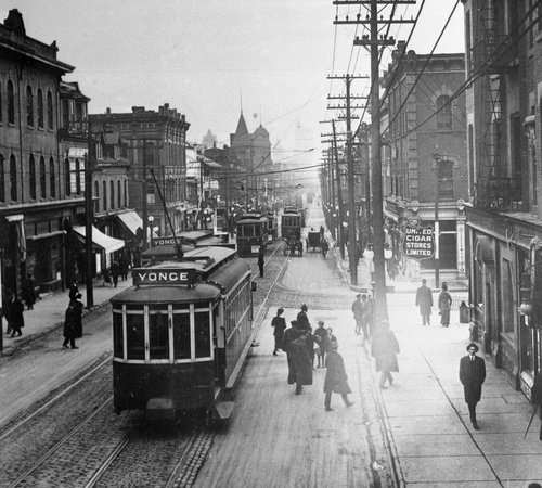 Yonge Street, 1910. Courtesy of the Toronto Public Library.